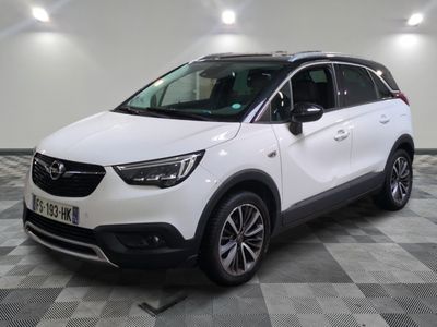 la voiture blanche est garée sur le sol à carreaux d'un garage