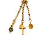 une chaîne en or à laquelle sont suspendus une croix et une pièce de monnaie