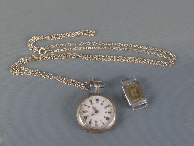 Montre à gousset en argent à décor ciselé de fleurs et boitier de...