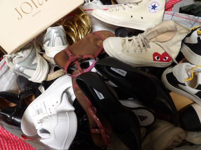 de nombreuses paires de chaussures qui sont rangées dans une boîte