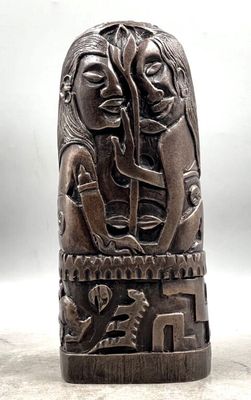 une image représentant une sculpture en bois d'une femme et d'un homme