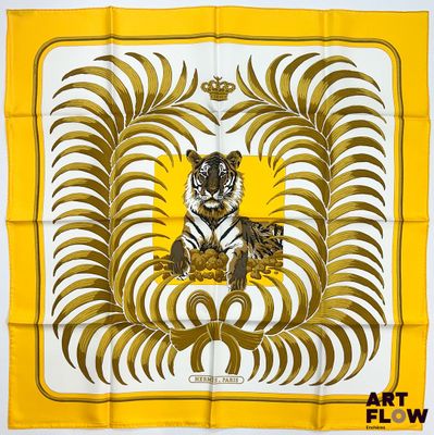 une écharpe jaune et blanche avec un tigre dessus