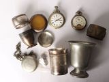 beaucoup d'objets en argent qui se trouvent sur la table