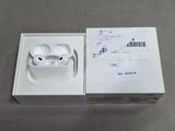 une boîte blanche contenant une paire d'AirPods