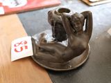 une statue représentant une femme tenant un vase posé sur une table