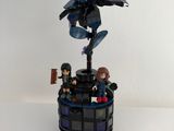 une figurine Lego posée sur une table