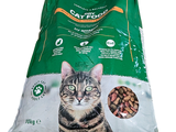un sac de nourriture pour chat posé sur une surface blanche