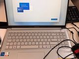 un ordinateur portable posé sur un bureau, avec une souris et un clavier