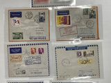 de nombreux timbres différents sur les enveloppes posées sur la table
