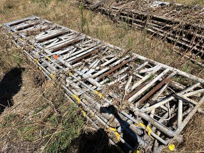 une structure en bois qui gît dans l'herbe
