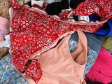 une boîte remplie de vêtements posée par terre