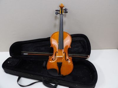 un violon posé dans son étui sur une table