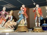 de nombreuses figurines exposées sur une étagère dans un magasin