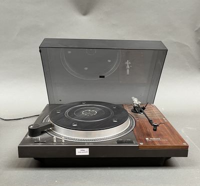 un tourne-disque posé sur une table