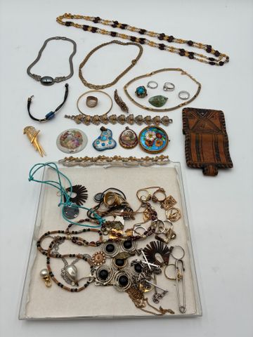 Lot de bijoux fantaisies dont colliers, bracelets, bagues, penden...