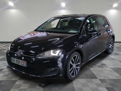la volkswagen golf noire est garée sur un carrelage à carreaux