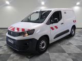 la camionnette blanche est garée sur un sol carrelé en damier