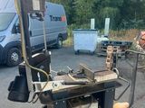 une machine posée sur une palette dans le parking