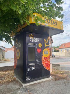 un distributeur automatique au bord de la route
