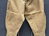 une photo d'un pantalon accroché au mur