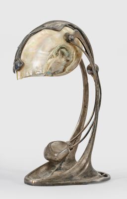 une image représentant une sculpture d'un oiseau avec un coquillage sur la tête