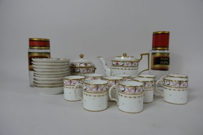 Partie de service a café en porcelaine à décor polychrome et…