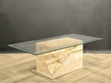 une photo d'une table basse en verre posée sur un parquet