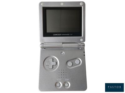 une Game Boy argentée avec un écran noir sur fond blanc