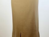 une jupe beige fendue dans le bas