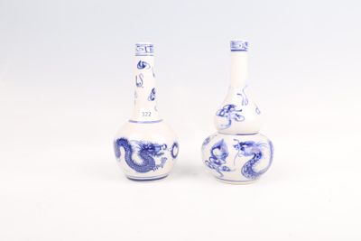 deux vases bleus et blancs ornés de motifs représentant des dragons