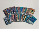 une pile de cartes empilées les unes sur les autres sur une table