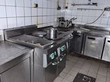 une image d'une cuisine commerciale avec beaucoup d'espace de travail