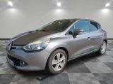 la voiture argentée est garée dans le garage sur un sol en damier