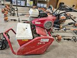 une photo d'une tondeuse à gazon rouge dans un garage