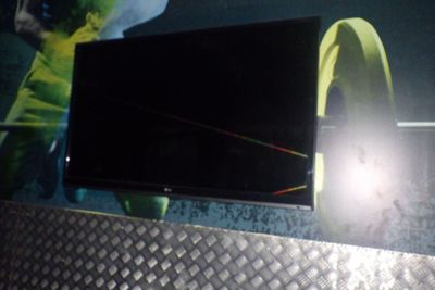 une photo d'un téléviseur posé sur une table
