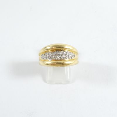 gros plan d'une bague en or et diamants sur fond blanc