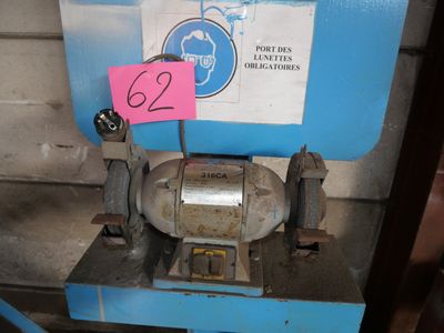 une machine posée sur une table, sur laquelle est accrochée une pancarte