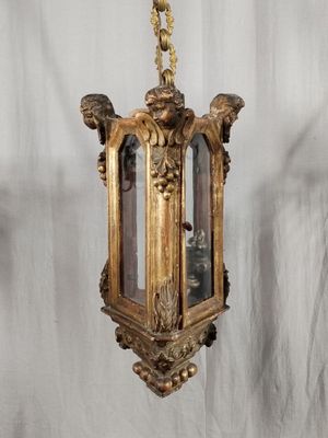 une lumière dorée suspendue au plafond