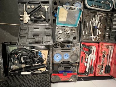 un grand nombre d'outils posés sur le sol