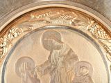 a gold plate with a picture of the virgin and child on it