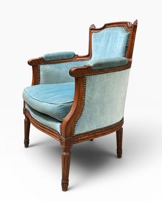 une vieille chaise recouverte de tissu bleu, recouverte, recouverte, recouverte, recouverte, recouverte