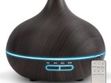 un gros plan d'un diffuseur en bois équipé d'une télécommande