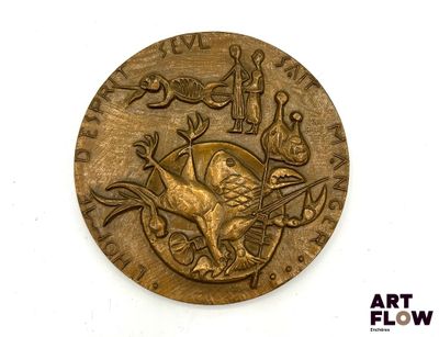 une pièce d'or ornée d'un oiseau sur une surface blanche