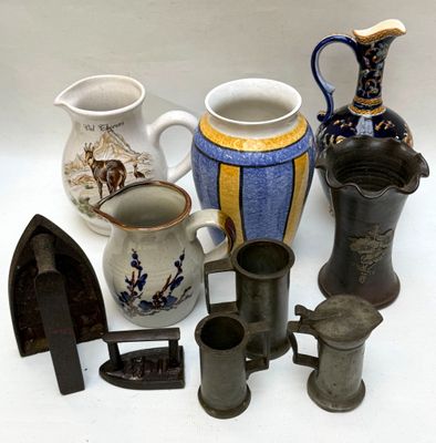 de nombreux types de vases et de pichets sur la table