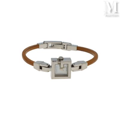 un gros plan d'un bracelet muni d'un fermoir en métal, sur fond blanc