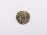 une vieille pièce de monnaie posée sur une surface blanche, sur fond blanc