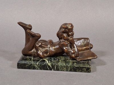statue en bronze représentant une femme en train de lire un livre, posée sur un socle en marbre