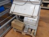 une machine posée sur le sol dans un entrepôt