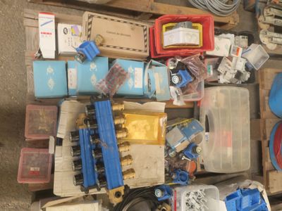 tout un tas d'articles divers empilés sur une palette
