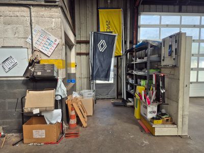 une pièce avec beaucoup de cartons et des cartons sur le sol